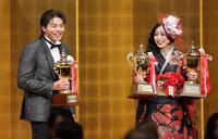 　新人賞のＴＨＥ　ＲＡＭＰＡＧＥ・武知海青（左）と笑顔で話すＭＶＰの上谷沙弥（撮影・棚橋慶太）