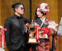 　壇上でにらみ合う上谷沙弥（右）とＯＺＡＷＡ（撮影・棚橋慶太）