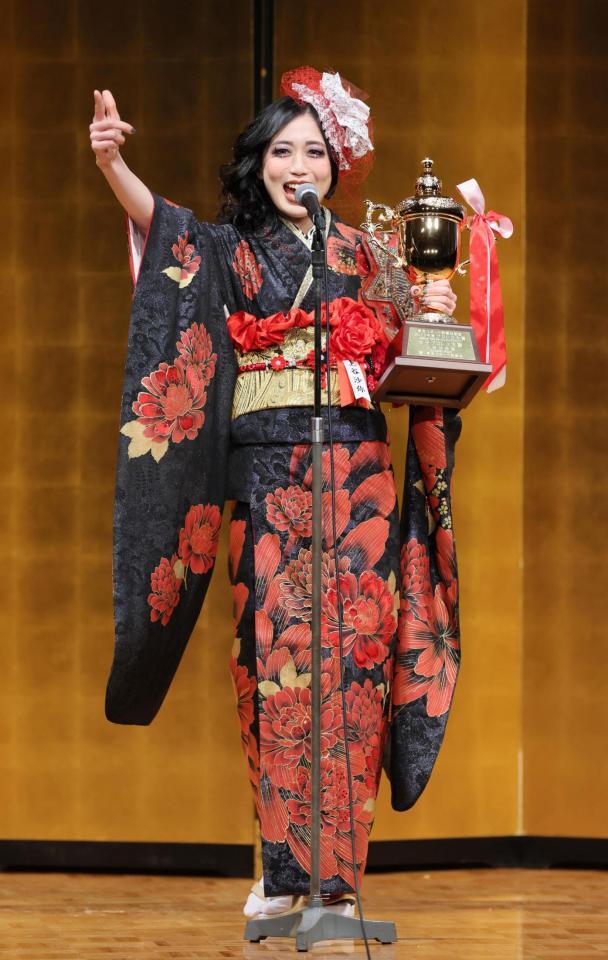 　ＭＶＰ受賞に喜びを爆発させる上谷沙弥（撮影・棚橋慶太）