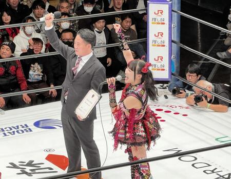 スターダムに電撃入団した伊藤麻希（右）と岡田太郎社長