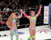 師匠の葉月（左）とのタッグでプロレス初勝利を挙げたフワちゃん