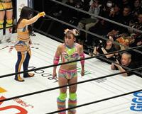 コグマ（奥）のお約束のムーブを遮って攻撃し、会場中から大ブーイングを食らって困惑するフワちゃん