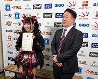 スターダムに電撃入団した伊藤麻希（左）と岡田太郎社長