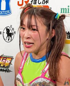 師匠の葉月とのタッグでプロレス初勝利を挙げ、目に涙を浮かべるフワちゃん