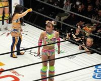 コグマ（奥）のお約束のムーブを遮って攻撃し、会場中から大ブーイングを食らって困惑するフワちゃん