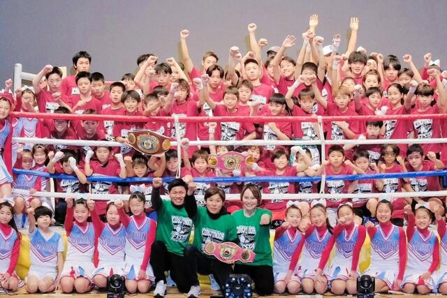 　「キッズ・ジュニアボクシングフェスタ」に参加した（前列中央左から）冨田大樹氏、多田悦子さん、池原シーサー久美子さん