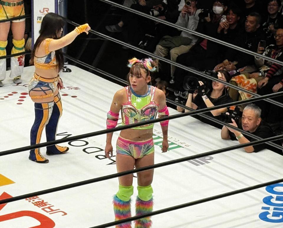 コグマ（奥）のお約束のムーブを遮って攻撃し、会場中から大ブーイングを食らって困惑するフワちゃん