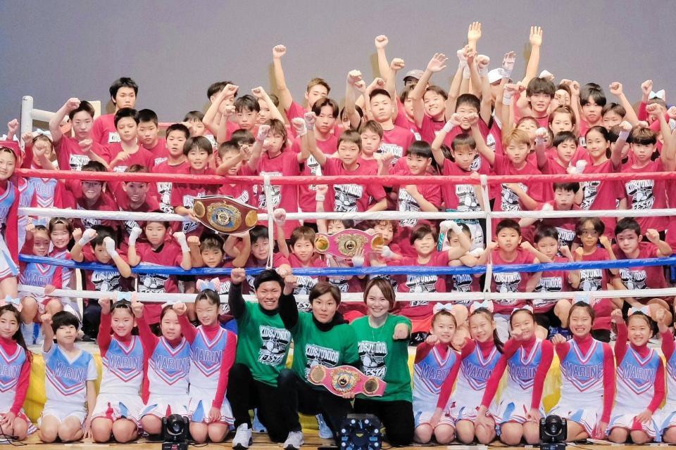 　「キッズ・ジュニアボクシングフェスタ」に参加した（前列中央左から）冨田大樹氏、多田悦子さん、池原シーサー久美子さん