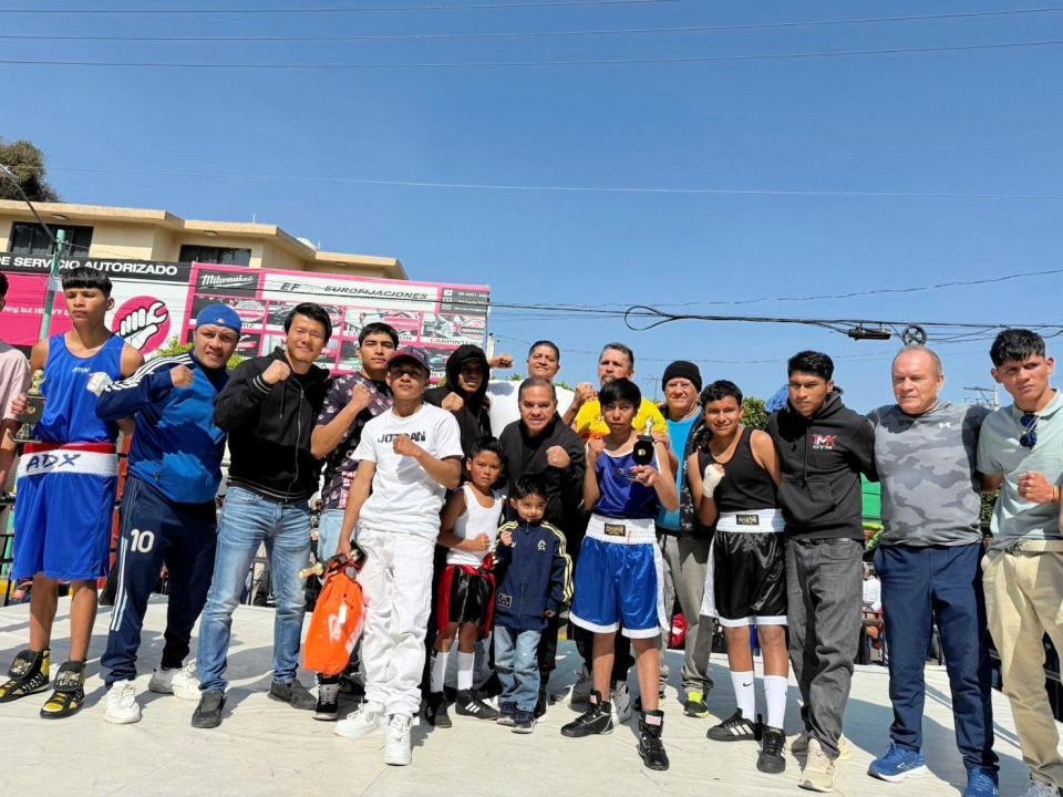 　「第２回ＴＭＫキッズ大会」を開催した亀田和毅（左から３人目）。中央がゴンサレス氏