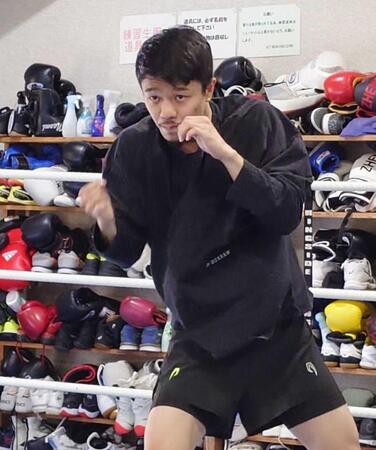 　シャドーボクシングする中谷潤人