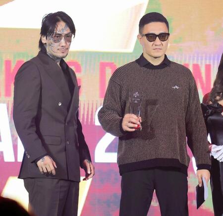 ベストフレーズ賞を受賞した誠（右）と瓜田純士（左）