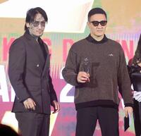 ベストフレーズ賞を受賞した誠（右）と瓜田純士（左）