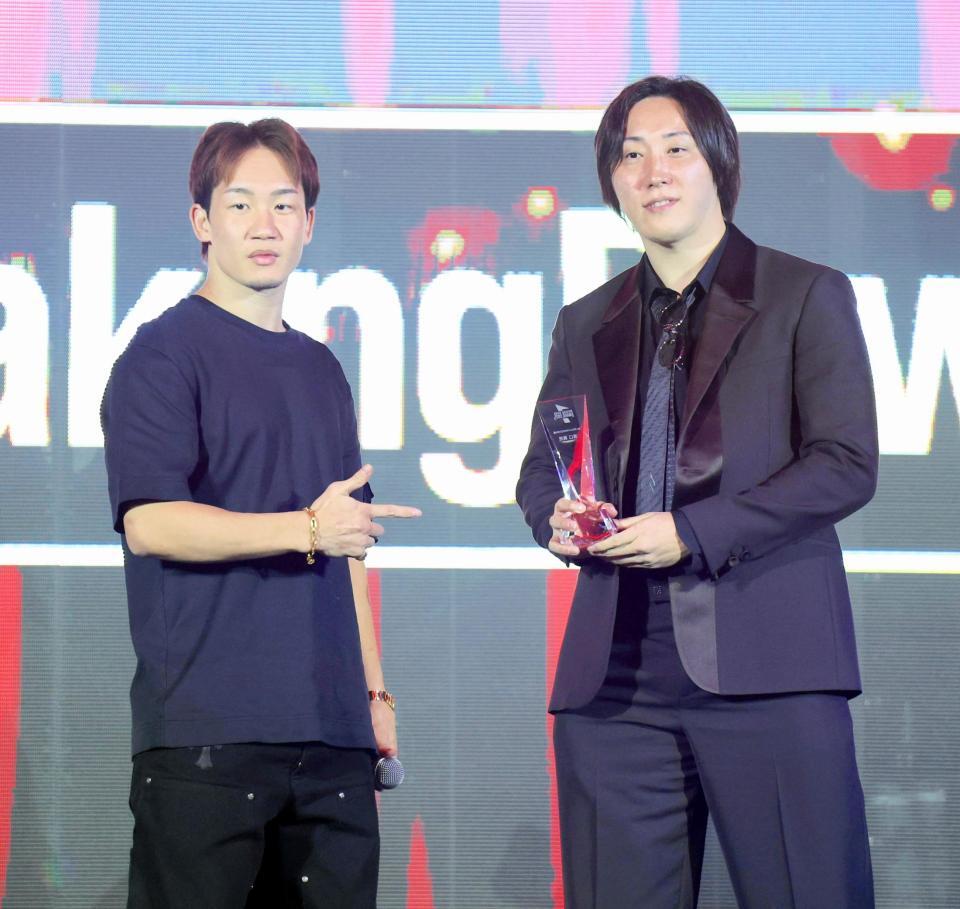 Ｍｒ．ＢｒｅａｋｉｎｇＤｏｗｎ賞を受賞した溝口勇児ＣＯＯ（右）と朝倉未来（左）