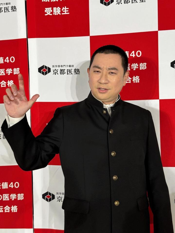 立命館大学プロレス同好会の後輩である棚橋弘至のポーズを披露するレイザーラモンＲＧ