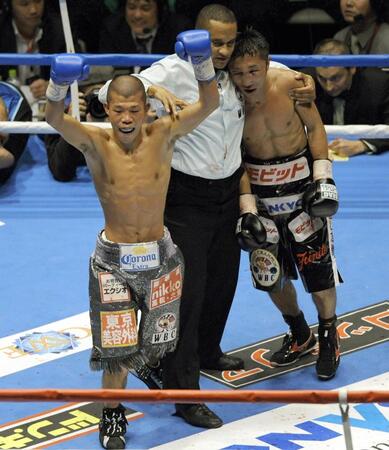 激闘を繰り広げた亀田興毅（左）と内藤大助（２００９年撮影）