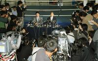 大勢の報道陣の前で謝罪会見する亀田興毅（右）と金平会長（２００７年撮影）