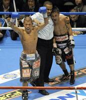 激闘を繰り広げた亀田興毅（左）と内藤大助（２００９年撮影）