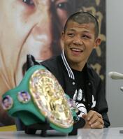 笑顔で会見する亀田興毅（２００９年撮影）