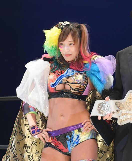 人気美女レスラー「新年会」雰囲気別人のドレス姿が反響　「惚れ直したやろ？」の問いかけにコメント殺到