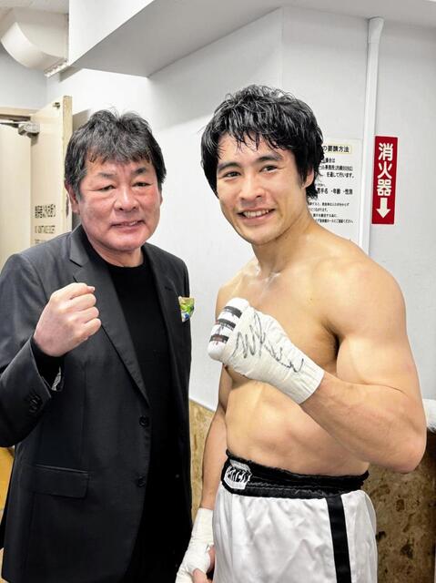 １１カ月ぶりの再起戦でＫＯ勝利を飾った赤井英五郎（右）と父の赤井英和