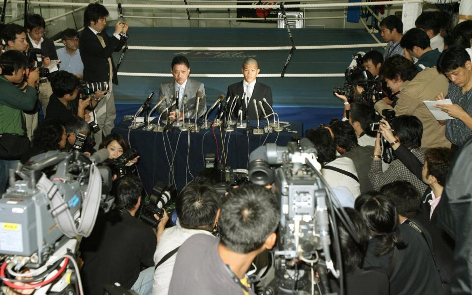 大勢の報道陣の前で謝罪会見する亀田興毅（右）と金平会長（２００７年撮影）