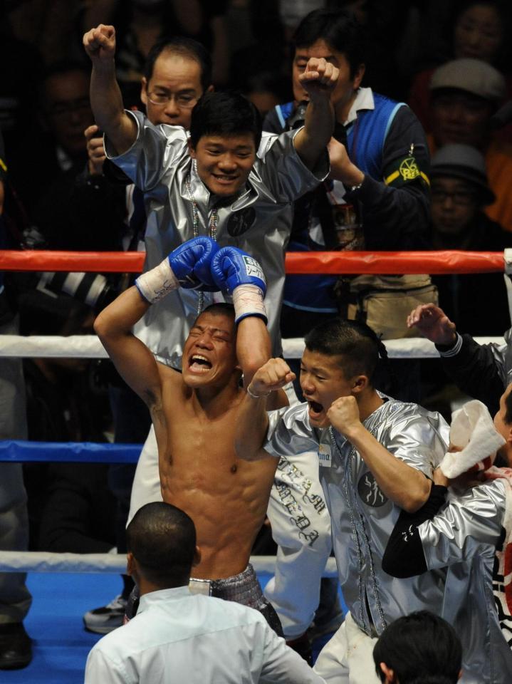 大毅、知毅と歓喜のバンザイをする亀田興毅（２００９年撮影）