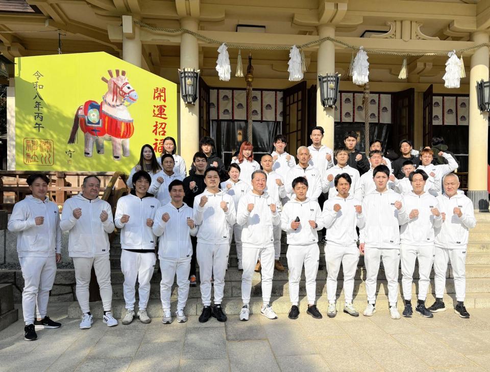 必勝祈願を行った真正ジムの選手とスタッフ
