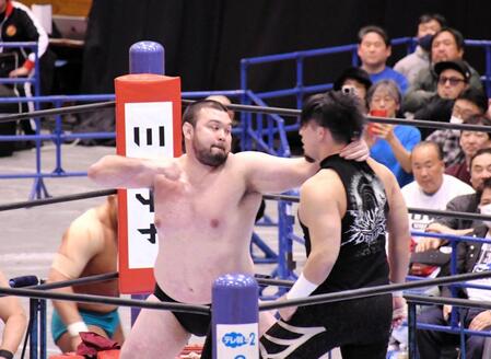 　成田蓮（右）にこん身のエルボーを打ち込むウルフアロン