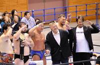 　メイン後、デビュー３５年を迎えた天山広吉（右から３人目）とともにポーズを取る（左から）矢野通、ウルフアロン、永田裕志、ボルチン・オレッグ、棚橋弘至社長