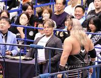 　リングサイドでＥＶＩＬ（右）に絡まれる棚橋弘至社長