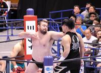 　成田蓮（右）にこん身のエルボーを打ち込むウルフアロン