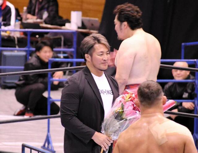 　新ヘアスタイルで大会に初登場した新日本の棚橋弘至社長