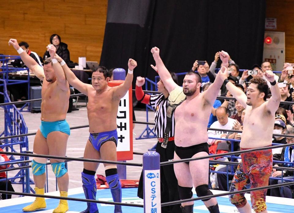 　メインイベントで勝ち名乗りを受ける（左から）ボルチン・オレッグ、永田裕志、ウルフアロン、矢野通