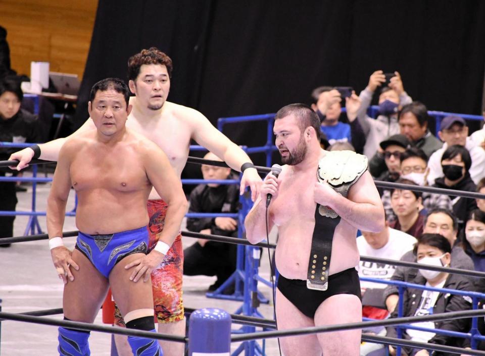 　デビュー３戦目で初のメインイベントで勝利し、マイクでコメントするウルフアロン