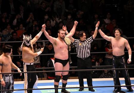 初めての聖地・後楽園ホールでの試合で、１０人タッグマッチで勝ち名乗りを受けるウルフアロン（右から３人目）