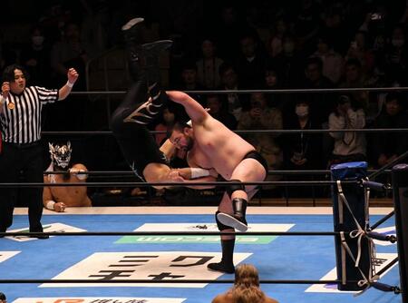 柔道の肩車のような新技を初披露したウルフアロン