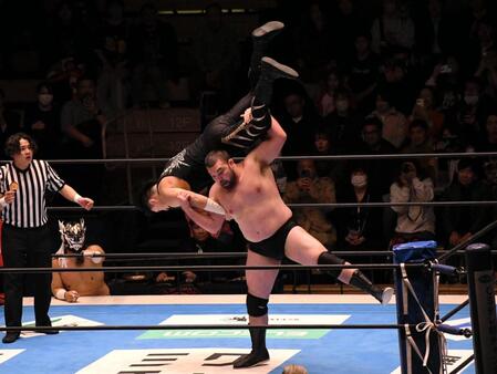 柔道の肩車のような新技を初披露したウルフアロン