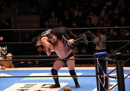 柔道の肩車のような新技を初披露したウルフアロンン