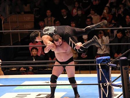 柔道の肩車のような新技を初披露したウルフアロン