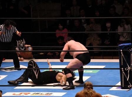 柔道の肩車のような新技を初披露したウルフアロン