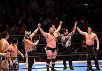 初めての聖地・後楽園ホールでの試合で、１０人タッグマッチで勝ち名乗りを受けるウルフアロン（右から３人目）