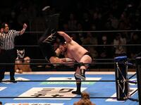 柔道の肩車のような新技を初披露したウルフアロン