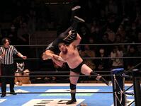 柔道の肩車のような新技を初披露したウルフアロン