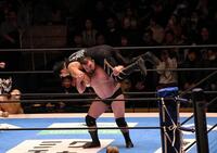 柔道の肩車のような新技を初披露したウルフアロンン