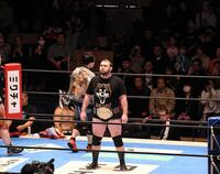 初めて聖地・後楽園ホールの試合に臨み、歓声を浴びながらリングインしたウルフアロン（中央）