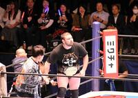 初めて聖地・後楽園ホールでの試合に臨み、歓声を浴びながらリングインするウルフアロン（中央）