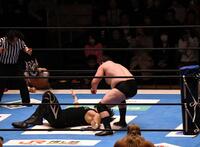 柔道の肩車のような新技を初披露したウルフアロン