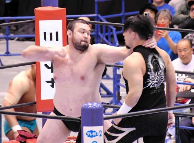 　成田蓮（右）にこん身のエルボーを打ち込むウルフアロン