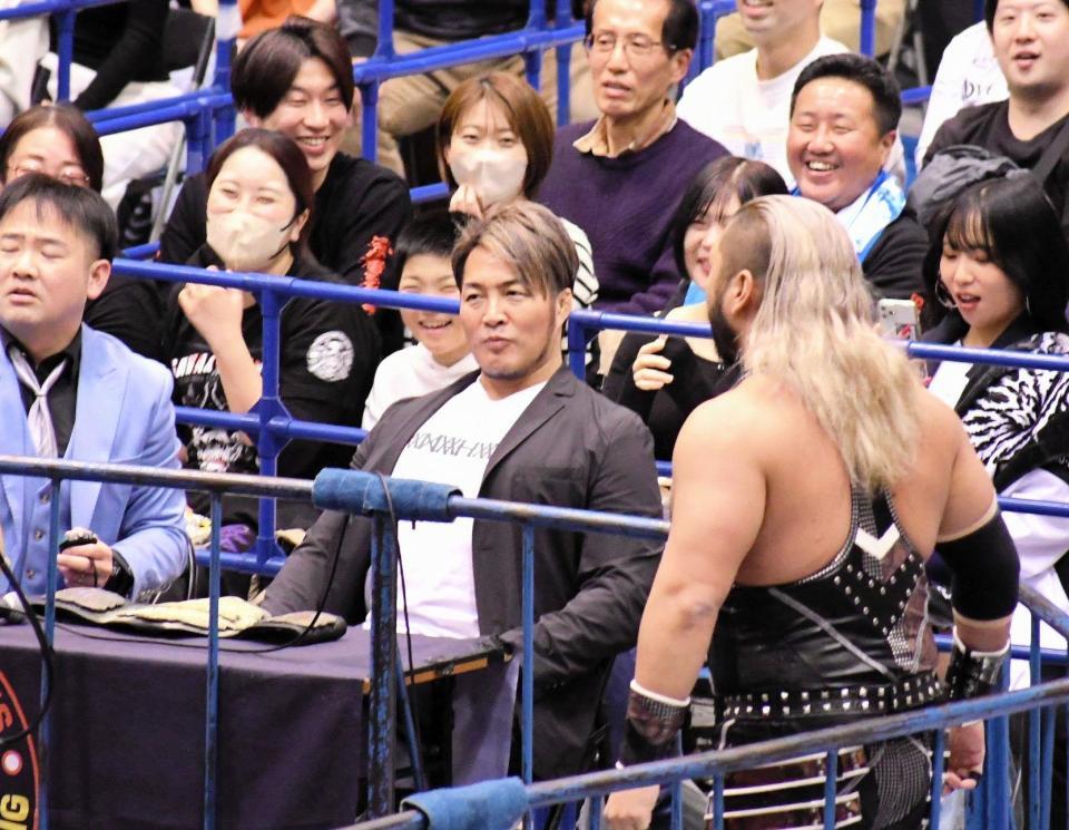 　リングサイドでＥＶＩＬ（右）に絡まれる棚橋弘至社長