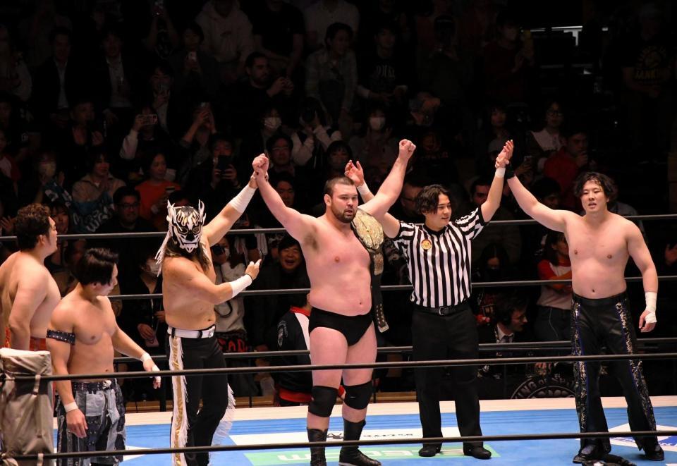 初めての聖地・後楽園ホールでの試合で、１０人タッグマッチで勝ち名乗りを受けるウルフアロン（右から３人目）